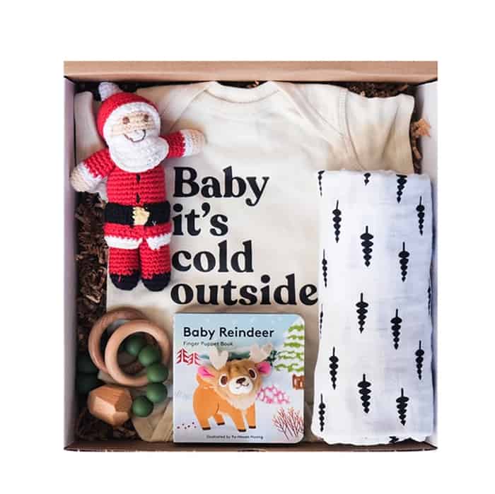 Hộp quà Giáng sinh với onesie, khăn quấn, sách bảng, dây buộc, búp bê ông già Noel