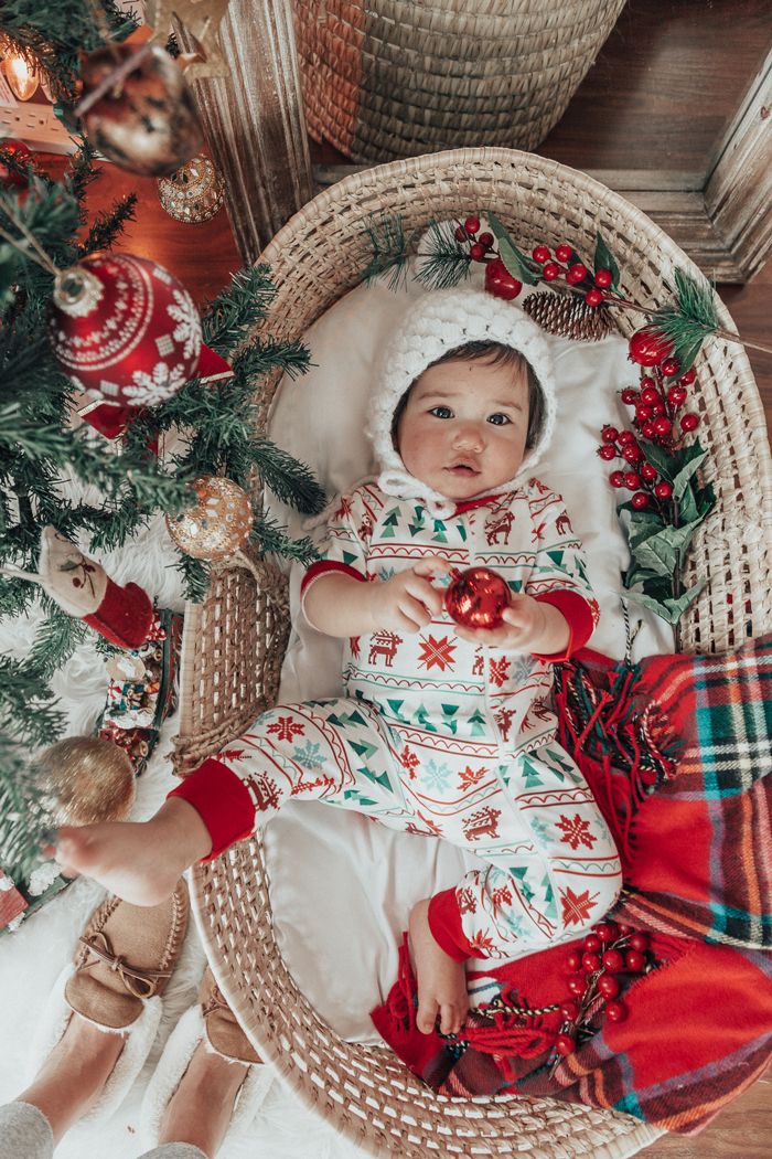 10 Adorable Holiday Photo Shoot Ideas for Baby's 1st Christmas