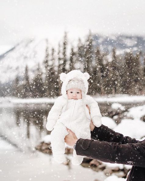 35 Best 'Baby's First Christmas' DIY Photoshoot Ideas