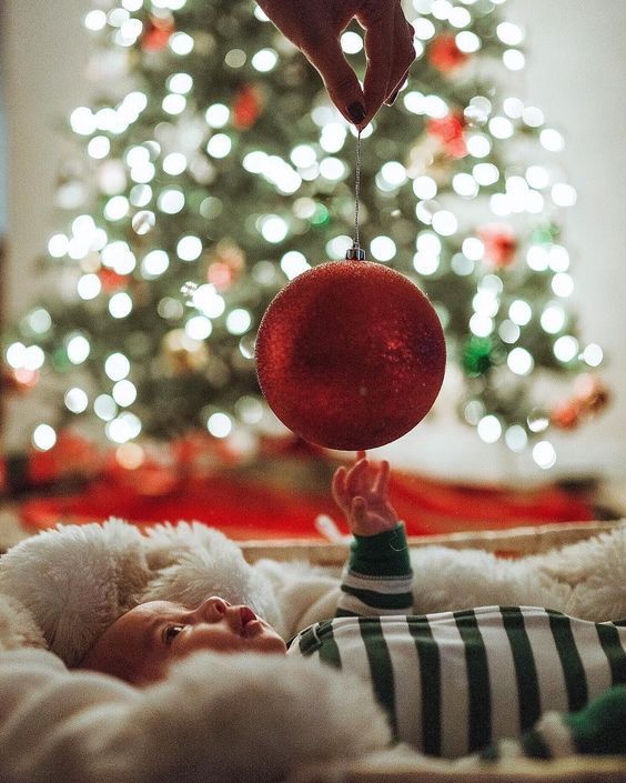 11 Practical  Super Easy Tips for Your Baby's First Christmas Photo S