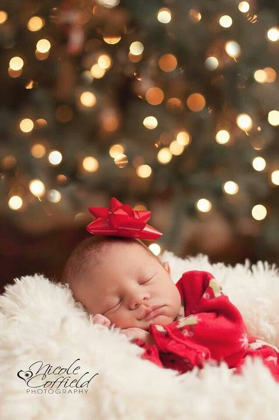 11 Practical  Super Easy Tips for Your Baby's First Christmas Photo S