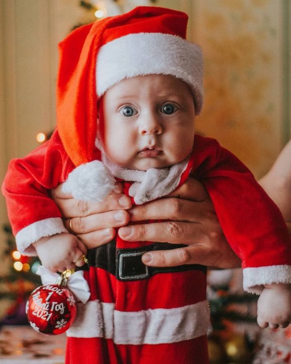 11 Practical  Super Easy Tips for Your Baby's First Christmas Photo S