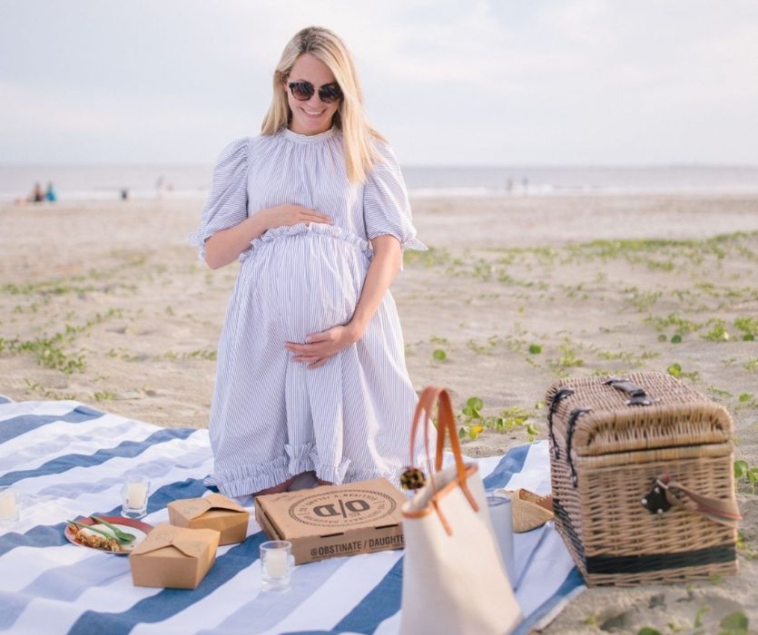 femme enceinte ayant un pique-nique sur la plage