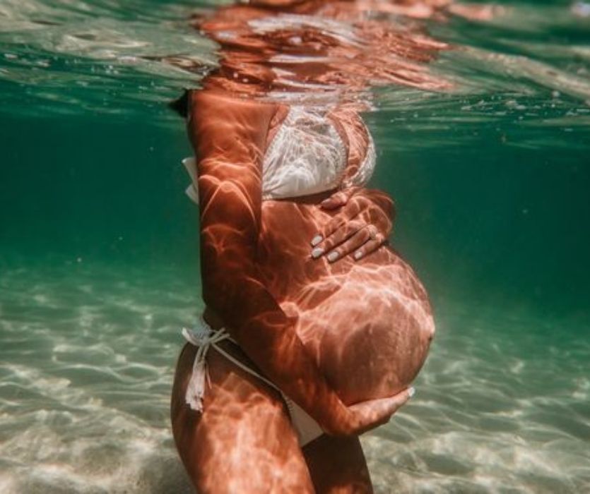 photo sous l'eau d'une femme enceinte en bikini