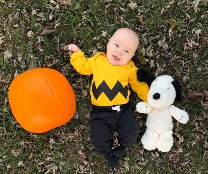 em bé hóa trang thành Charlie Brown để đi dự Halloween