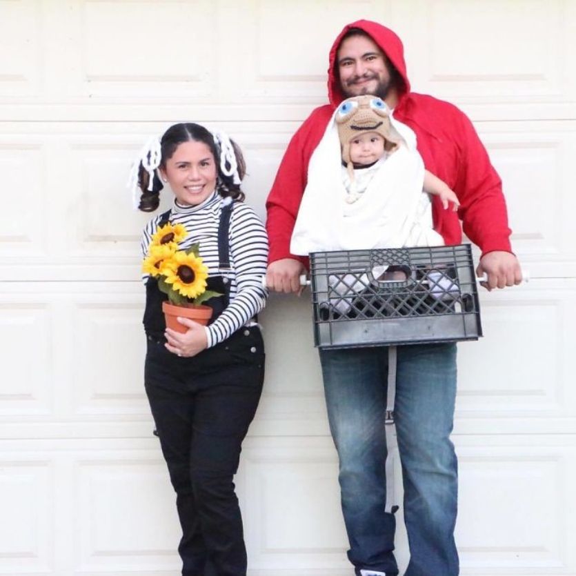 family dressed in ET halloween carrier costume