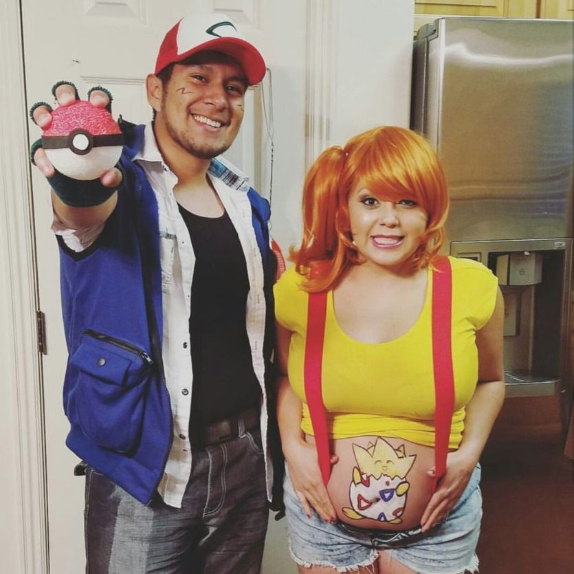 cặp đôi trong trang phục Halloween tự làm nhân vật Pokemon