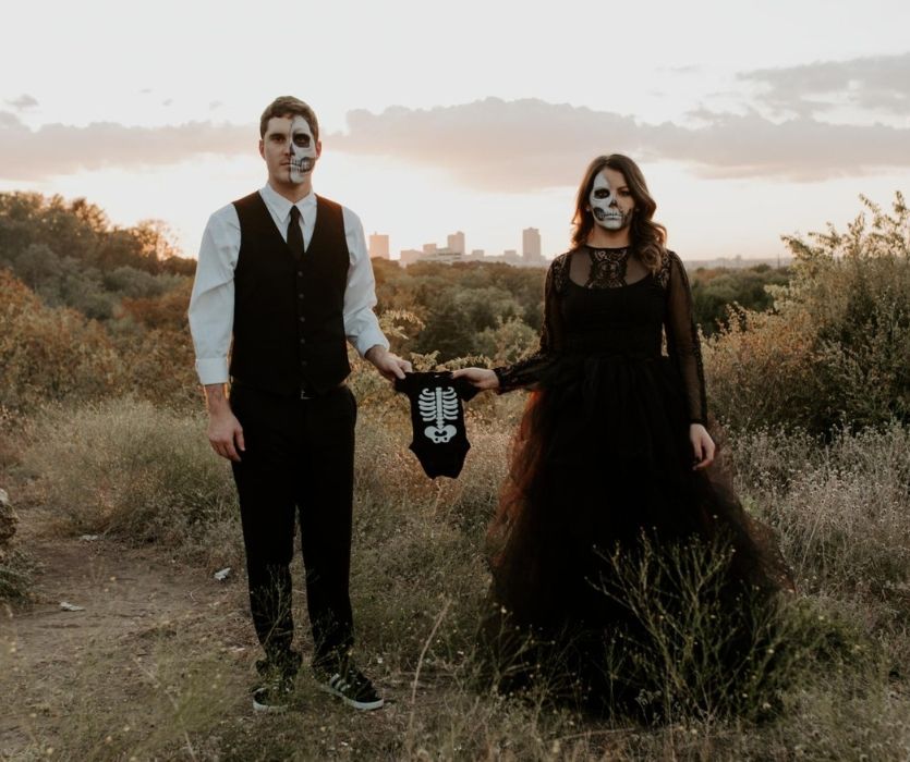 cặp đôi trong bộ trang phục halloween bộ xương với bộ đồ liền thân màu đen của em bé