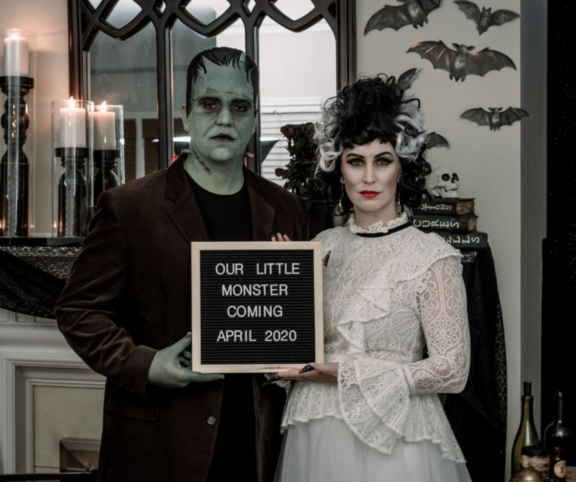 cặp đôi quái vật trang phục halloween thông báo mang thai