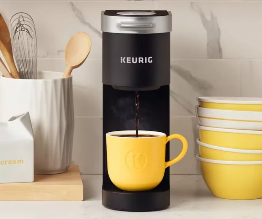 máy pha cà phê keurig với cốc màu vàng