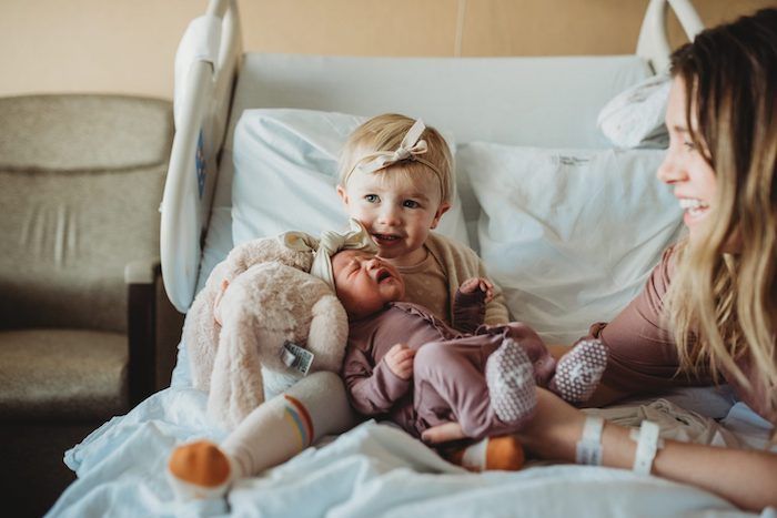 30+ New Baby and Sibling Photo Ideas for Your Newborn Photoshoot
