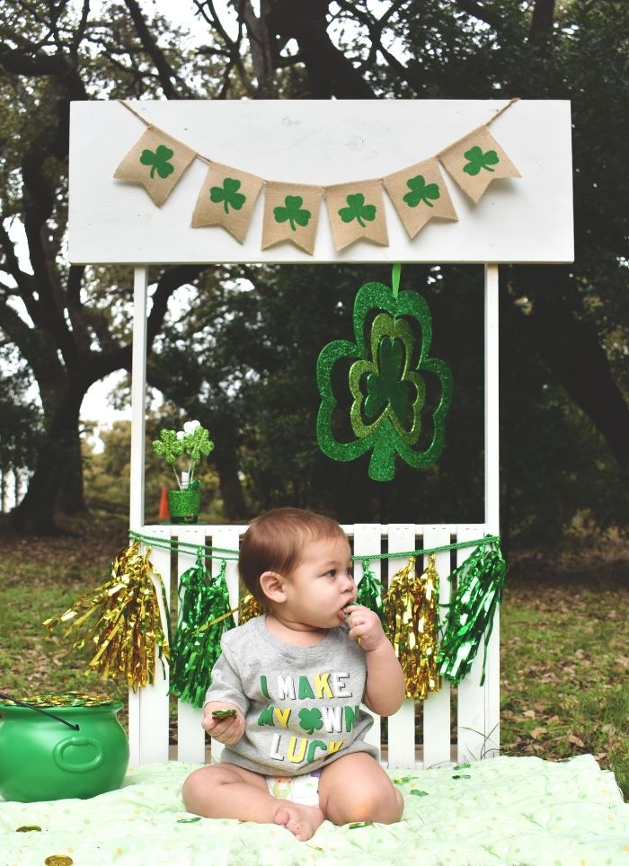 Phông nền tự làm chụp ảnh em bé ngoài trời vào Ngày Thánh Patrick