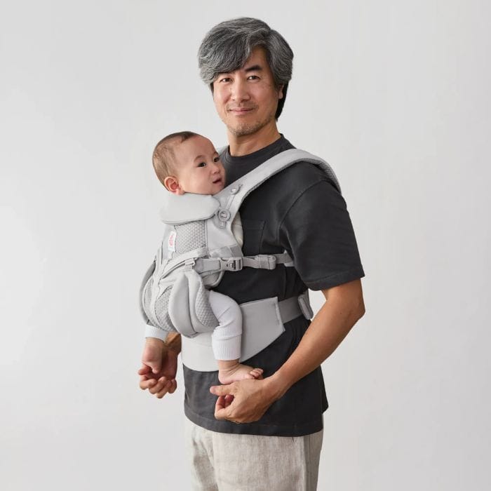 dad with baby in ergobaby omni